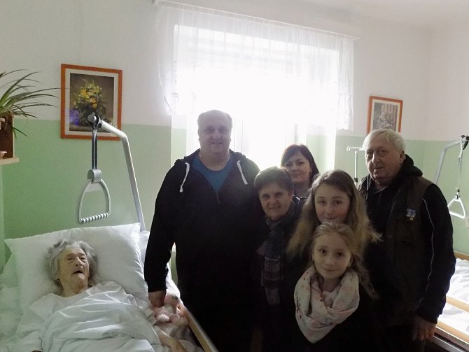 Marie Palusková s rodinou v den svých 95. narozenin.