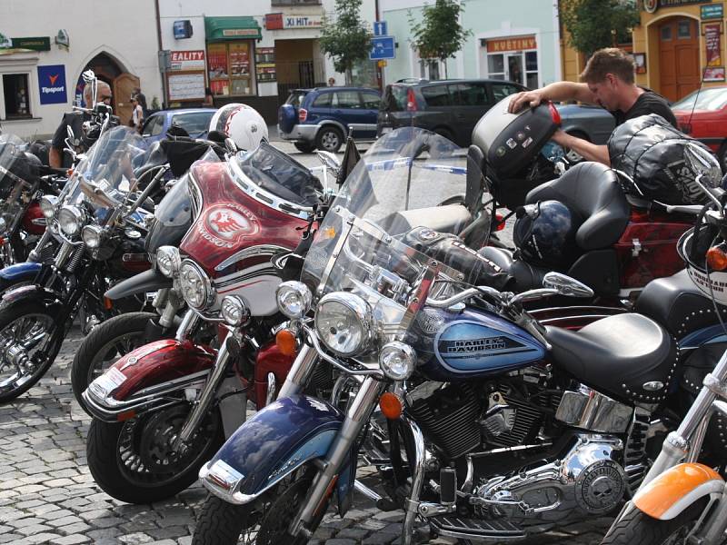 Start prvního ročníku vyjížďky 500 mil Bohemia za účasti 130 jezdců na Harley - Davidson a Buell