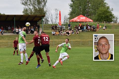 Svéradický fotbalista František Machovský (na snímku hlavičkující hráč v zeleném dresu s číslem 9) dal o uplynulém víkendu sedm branek.