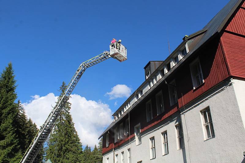 Simulovaný požár vypukl v 16 hodin ve 2. patře hotelu, ve kterém v tu dobu bylo několik osob, včetně dětí. Po několika minutách dorazila první hasičská vozidla, byly nataženy hadice a hasiči pronikli do hotelu v dýchacích maskách.