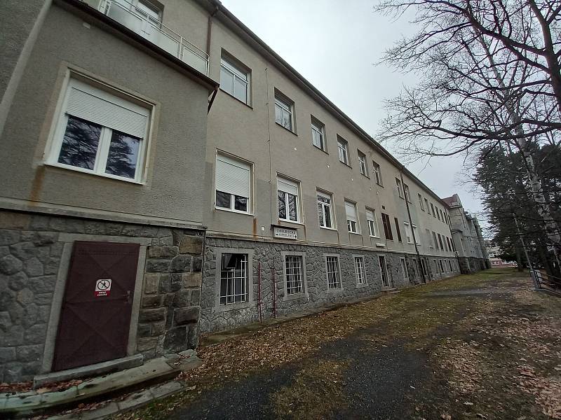 Staré budovy v areálu Klatovské nemocnice.
