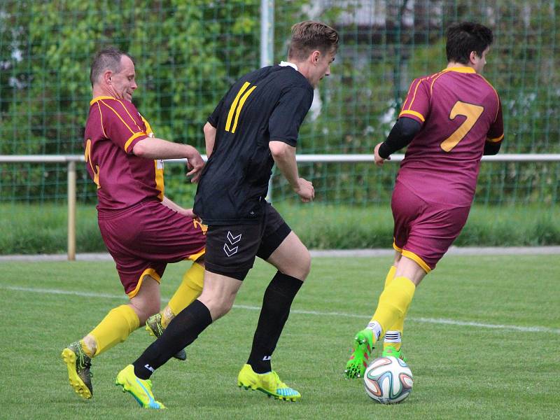 Fotbalisté Hartmanic (na archivním snímku hráči v černých dresech) deklasovali Velhartice 9:1.