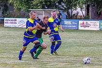 IV. třída, skupina A: SK Kovodružstvo Strážov B (černo-zelení) - Sokol Neznašovy (modré dresy) 1:3.