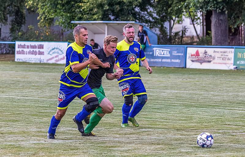 IV. třída, skupina A: SK Kovodružstvo Strážov B (černo-zelení) - Sokol Neznašovy (modré dresy) 1:3.