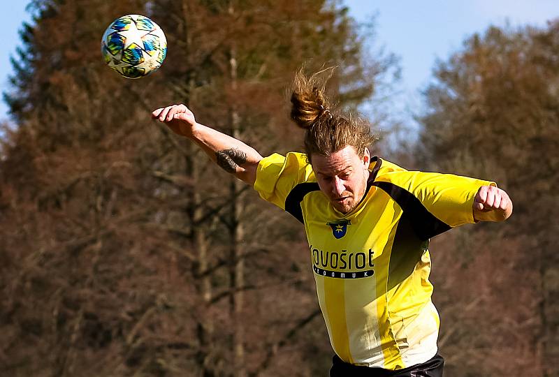 14. kolo I. B třídy: FK Horažďovice (žlutí) vs. Chanovice 3:2.