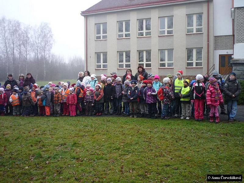 Zpívání u vánočního stromu u janovické školy