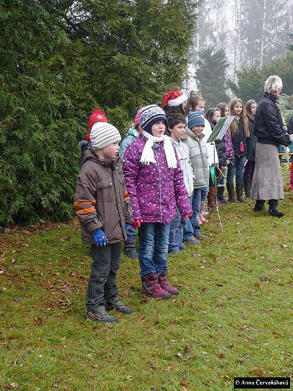 Zpívání u vánočního stromu u janovické školy