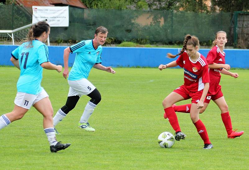 SK Klatovy 1898 (na archivním snímku fotbalistky v červených dresech) porazily na podzim Spartak Kaplice (modré dresy) 4:2. A dokázaly uspět i v jarní odvetě na hřišti soupeře.