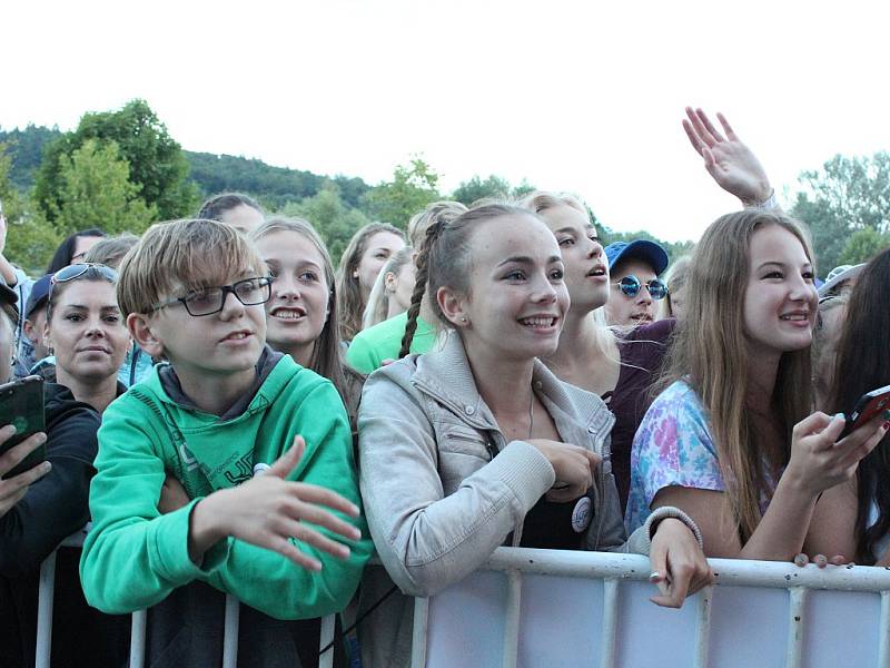 Během festivalu Open Air Lázně v Klatovech vystoupil zpěvák Ben Cristovao.