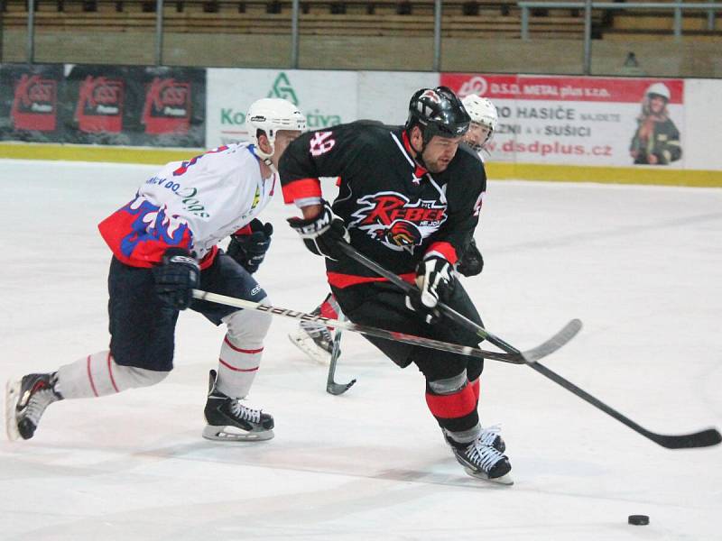 Krajská liga mužů: HC Klatovy B (v bílém) - HC Nejdek 0:1.