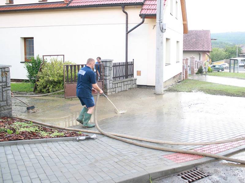 Ve Svrčovci odklízeli nánosy bahna po středečních přívalových deštích