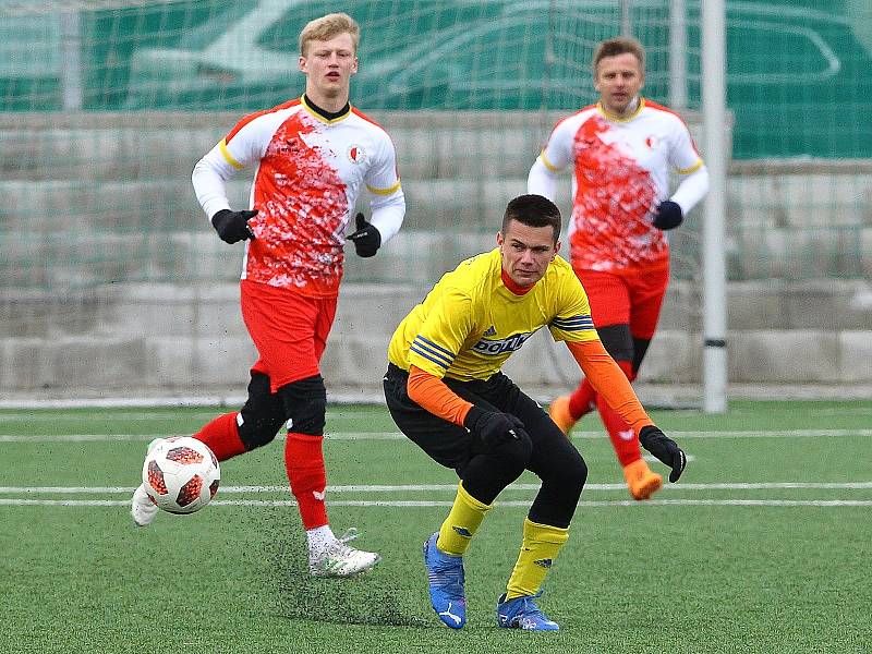 Fotbalisté Jiskry Domažlice B (na archivním snímku hráči ve žlutých dresech) vyzvou Horní Břízu a už mohou slavit titul a postup do divize.