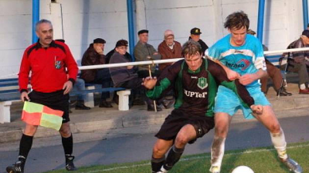 Fotbalisté FK Horažďovice (modré dresy) podlehli v utkání krajského přeboru svým hostům z Rokycan 1:3. 