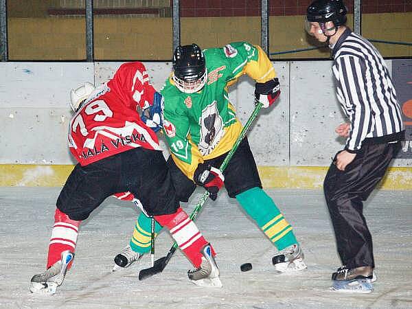 Do vyřazovacích bojů tachovského regionálního přeboru vstoupili hokejisté Malé Vísky (červené dresy) úspěšně, v Klatovech porazili Přimdu 6:4.