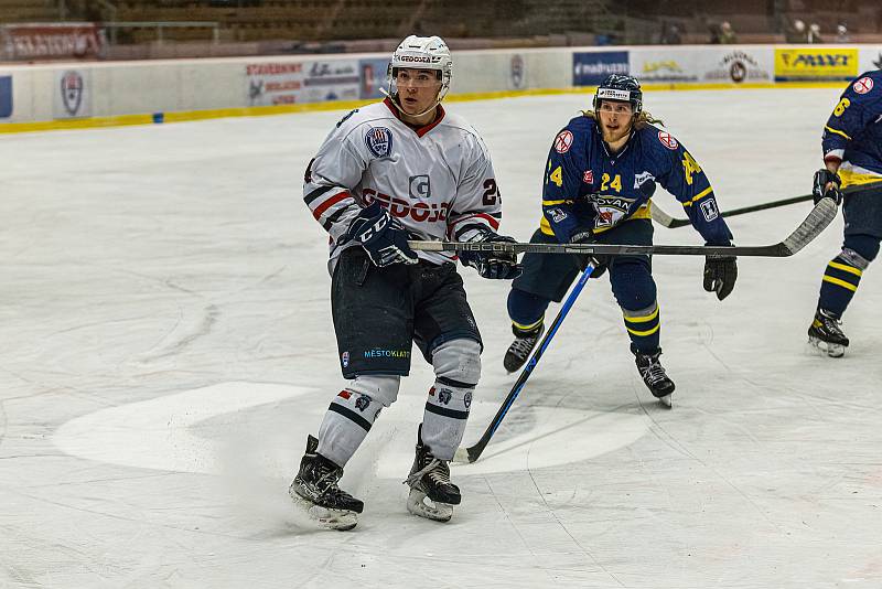 SHC Klatovy (na archivním snímku hokejisté v bílých dresech) v sobotu proti Stadionu Vrchlabí nehrál. Toho využil Jablonec, který prohrál v Chebu po nájezdech, ale díky získanému bodu Západočechy v tabulce přeskočil.