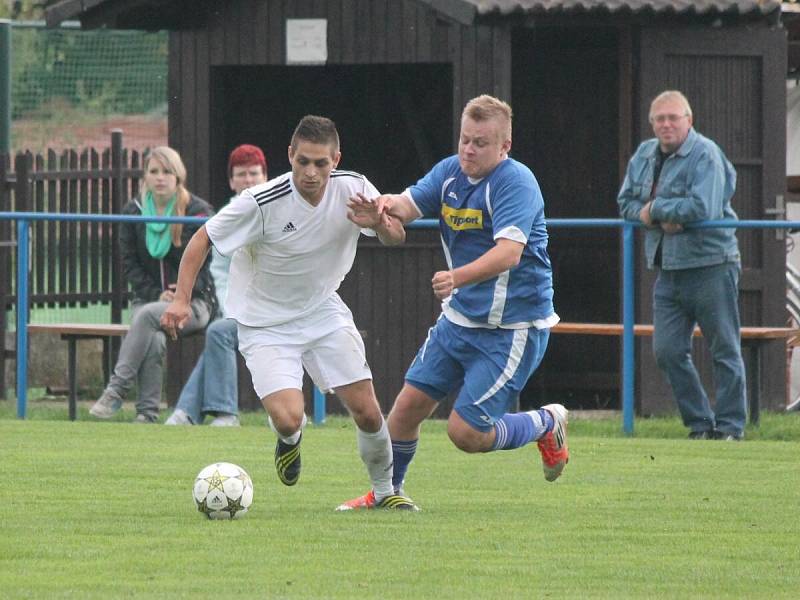 1. B třída: Měčín - Žichovice (v bílém) 1:2.