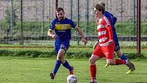 5. kolo OPM: FC Švihov (na snímku fotbalisté v červenobílých dresech) - TJ Sokol Chudenice (modří) 2:2 (2:0).