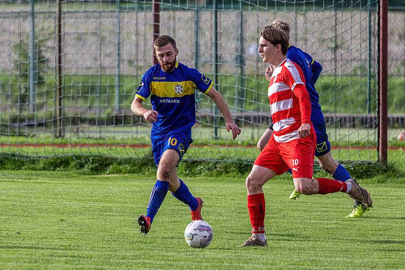 5. kolo OPM: FC Švihov (na snímku fotbalisté v červenobílých dresech) - TJ Sokol Chudenice (modří) 2:2 (2:0).