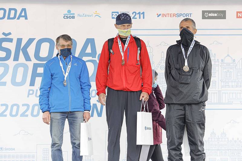Zdeněk Rus na pódiu za 2. místo na půlmaratonu v Plzni.