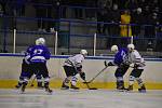2. liga, skupina západ (nadstavba B, 11. kolo): HC Vlci Jablonec nad Nisou - SHC Klatovy (hokejisté v bílých dresech) 3:1.