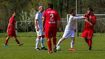 Fotbalisté TJ Žichovice (na archivním snímku hráči v bílých dresech) podlehli ve 24. kole III. okresní třídy TJ Sokol Běšiny 0:2.