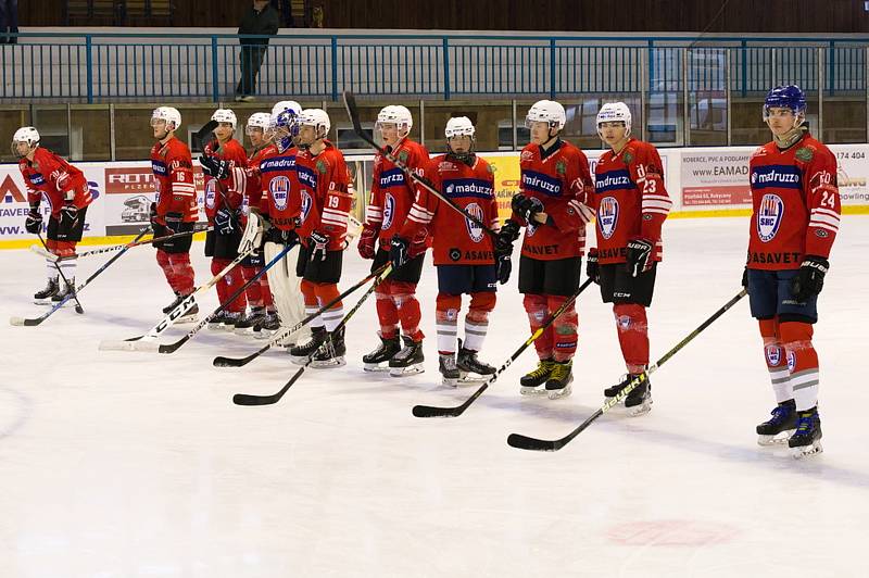 Z archivu letošní sezony: 22. kolo regionální ligy juniorů: HC Rokycany (bílé dresy) - HC Klatovy (červení).