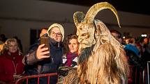 Krampusové v Klatovech - největší pekelná show na západě Čech se odehrála v sobotu 3. prosince večer. Desítky hrůzu nahánějících čertisek původem z rakouských Alp děsily malé i některé větší návštěvníky, kterých se sešlo opravdu mnoho.