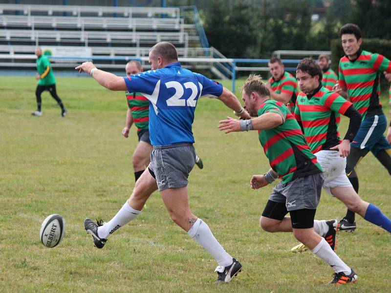 Ragbyové odpoledne v Nýrsku: Přátelský zápas RC Šumava Nýrsko (modré dresy) s RC Plzeň