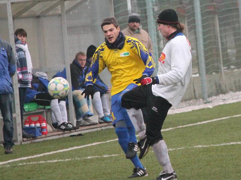 Zimní turnaj mužů v Sušici: Sušice (ve žlutém) - Horažďovice 1:1.