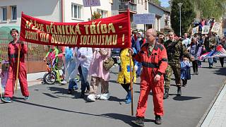 FOTO, VIDEO: V bolešinském průvodu nechyběli jezedáci, dělníci ani hlídka  VB - Klatovský deník