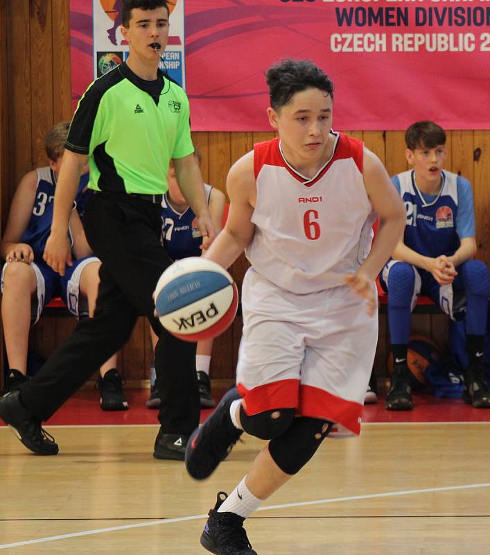 BK Klatovy U14 (v bílém) - BK Teplice U14 46:28 - fotogalerie z pátečního zápasu.