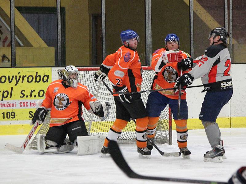 Vizi Auto (šedé dresy) porazilo Tango a vyskočilo na úplný trůn Šumavské ligy amatérského hokeje.