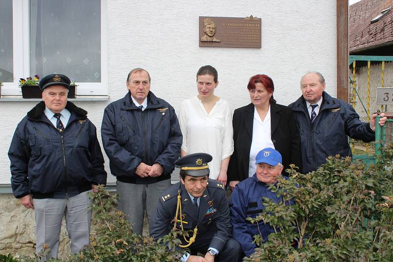 Odhalení pamětní desky Ladislavu Němečkovi v Korytech na Klatovsku.