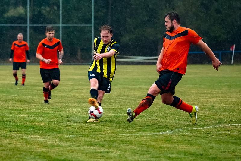 Okresní přebor (15. kolo): Tatran Dlouhá Ves (na snímku fotbalisté v oranžových dresech) - TJ Sokol Hradešice (černožlutí) 3:0.