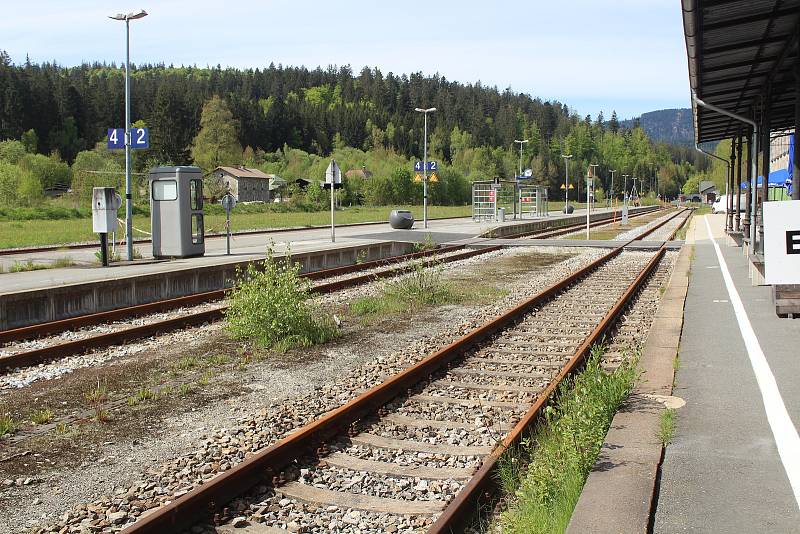 Slavnostní setkání k třiceti letům od otevření nádraží v Alžbětíně.