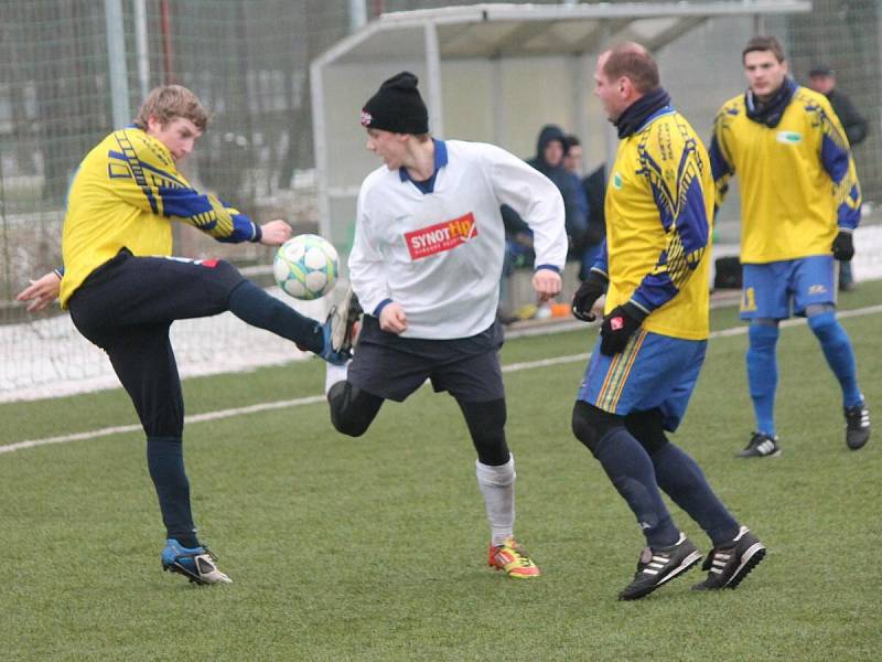 Zimní turnaj mužů v Sušici: Sušice (ve žlutém) - Horažďovice 1:1.