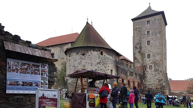 Jarmark na vodním hradě Švihov nabídl přehlídku originálních řemeslných produktů, tradiční pochutiny i program a dílny pro děti. Zájemci si mohli hrad prohlédnout při komentovaných prohlídkách nebo navštívit výstavu o pohádce Tři oříšky pro Popelku.