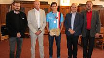 Vodní slalomář Vít Pohanka byl oceněn na klatovské radnici za juniorský titul mistra světa v deblkánoi
