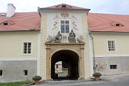 Opravený vchod do zámku v Červeném Poříčí.