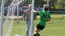 Letní Dívčí amatérská fotbalová liga: Sokol Neznašovy (v zeleném) - Andělky Velký Bor 2:3.