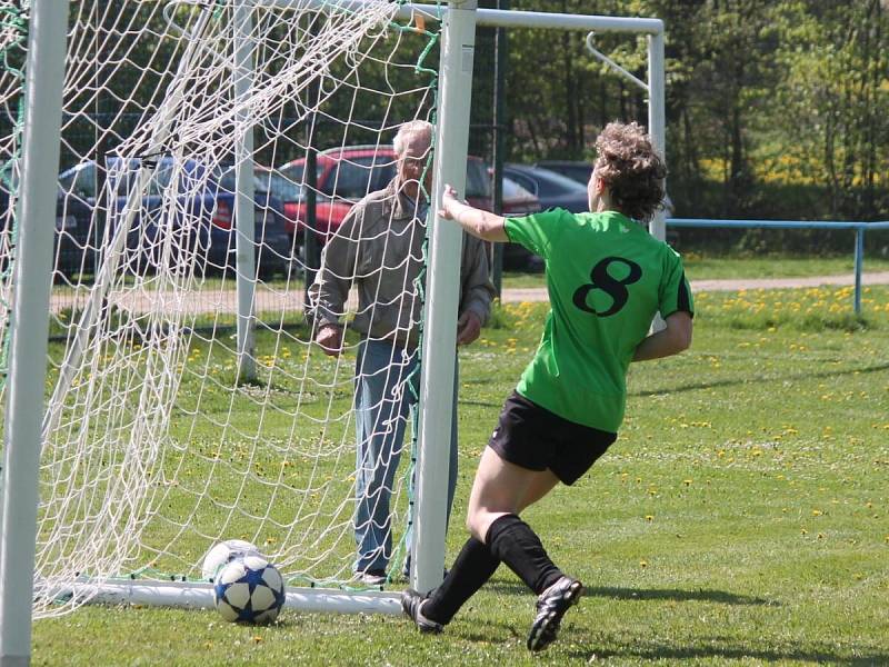 Letní Dívčí amatérská fotbalová liga: Sokol Neznašovy (v zeleném) - Andělky Velký Bor 2:3.