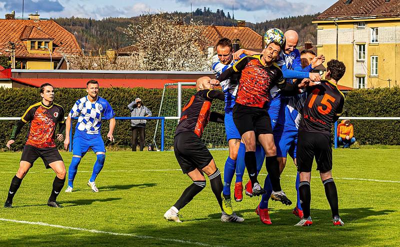 Fotbalisté FK Okula Nýrsko (na archivním snímku hráči v modrobílých dresech) skončili v letošní sezoně krajského přeboru na druhém místě.