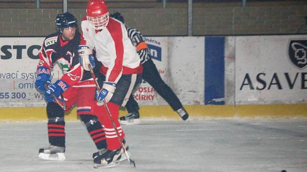 Lubští hokejisté v utkání okresního hokejového přeboru mužů Bohemia Lion Cup na klatovském zimním stadionu porazili vysoko 14:2 Nýrsko