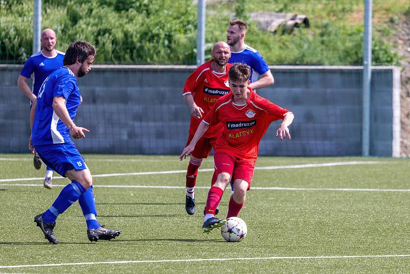 I. B třída, skupina B, 23. kolo: SK Klatovy 1898 B (na snímku fotbalisté v červených dresech) - SK Bolešiny (modří) 2:0.