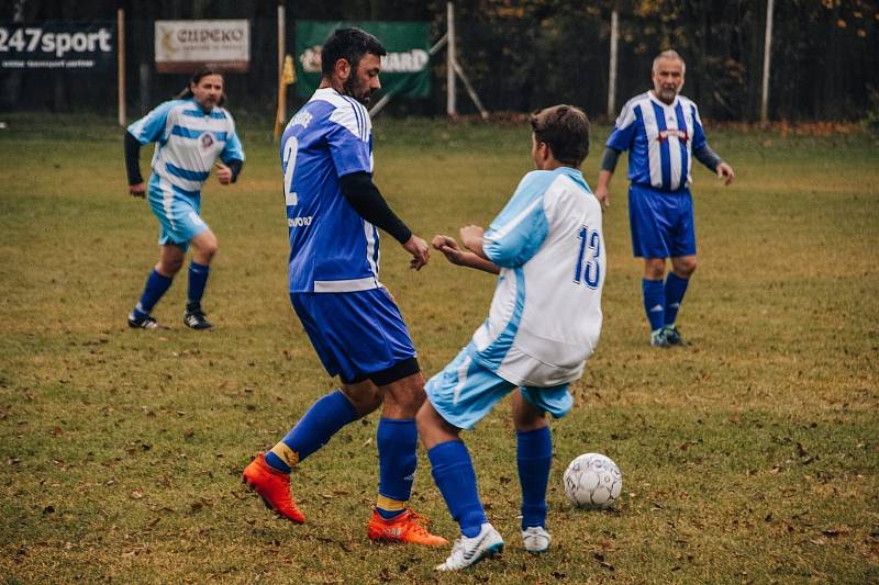 Fotbalisté TJ Sušice C (na archivním snímku hráči v tmavě modrých dresech) deklasovali na domácím hřišti Dešenice 7:1.