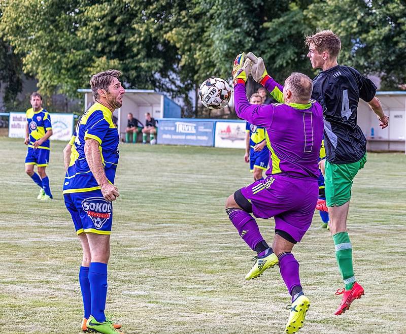 Fotbalisté SK Kovodružstvo Strážov B (na archivním snímku hráči v tmavých dresech) zvítězili 5:0. Tři body slaví také borci z Neznašov (modří).