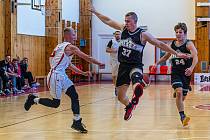 Basketbalisté BK Klatovy (na snímku hráči v bílých dresech) sehrají v pátek od 13 hodin zápas 1. kola Českého poháru na půdě Lokomotivy Plzeň B.