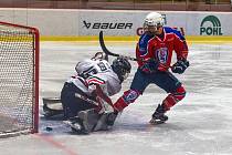 Hokejisté HC Klatovy (na archivním snímku hráči v červených dresech) prohráli s Nejdkem i podruhé v sezoně, tentokrát na jeho ledě těsně 3:4.