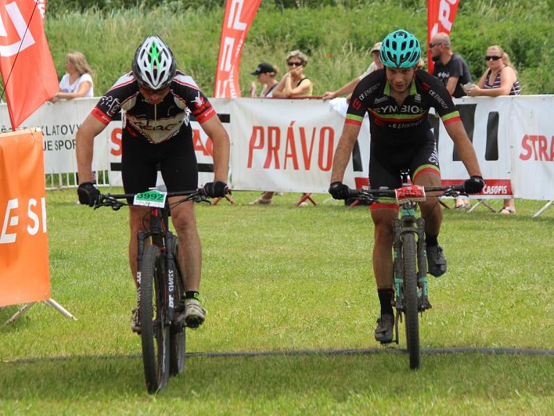 Cíl cyklomaratonu Author Král Šumavy MTB 2018 u fotbalového hřiště v Lubech.