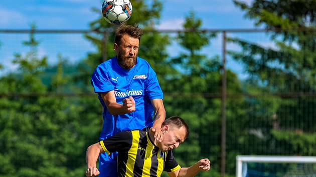 Okresní přebor, 25. kolo: TJ Sokol Hradešice (na snímku fotbalisté ve žlutočerných dresech) - TJ Sokol Vrhaveč (modří) 1:0.